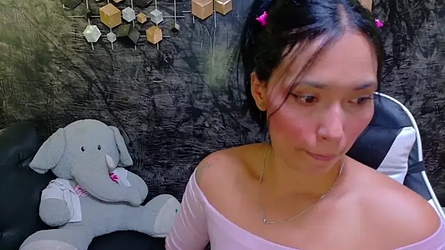  LiilyWong online show from July 26, 2026, 4:09 am