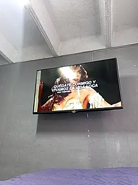 DaphneRosses online show from September 29, 2025, 1:49 pm