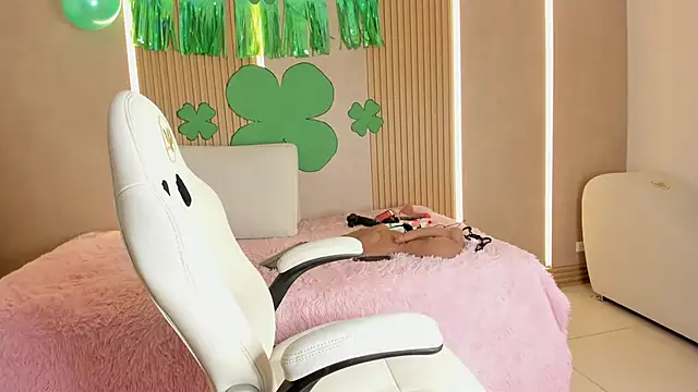 stephany summer online show from March 17, 2026, 7:39 pm