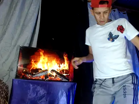 Snapshot of Hidden_Fantasies chatting on November 6, 2025, 11:15 pm Hidden Fantasies online show from November 6, 2025, 11:15 pm