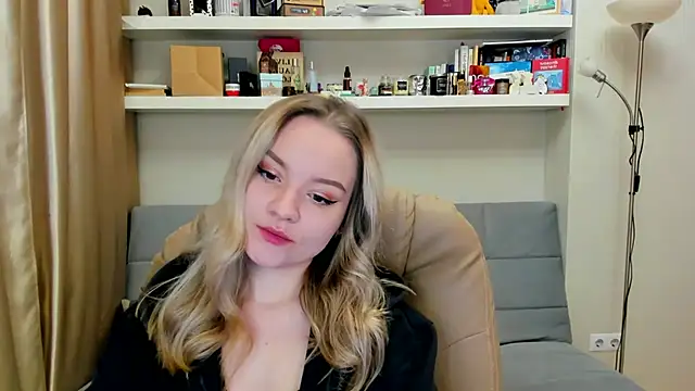 Kara Smith  online show from December 12, 2024, 11:03 pm