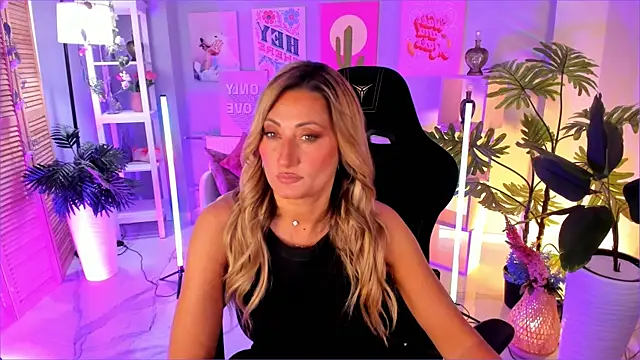 SarahAlluring online show from September 18, 2025, 1:02 pm