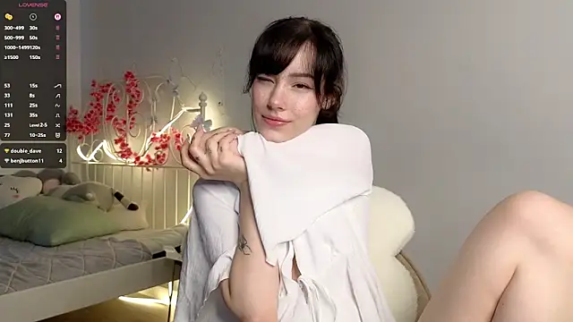 Snapshot of glamourr chatting on February 15, 2026, 10:25 am glamourr online show from February 15, 2026, 10:25 am