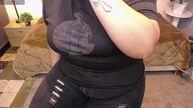 Snapshot of ailyn_maury chatting on April 6, 2026, 1:34 pm ailyn maury online show from April 6, 2026, 1:34 pm