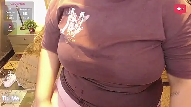 Snapshot of ailyn_maury chatting on April 8, 2026, 1:33 pm ailyn maury online show from April 8, 2026, 1:33 pm