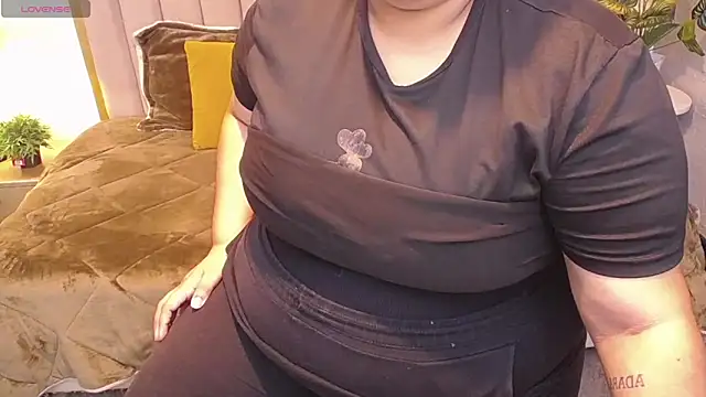 Snapshot of ailyn_maury chatting on April 12, 2026, 2:00 pm ailyn maury online show from April 12, 2026, 2:00 pm