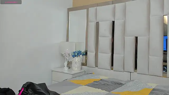 TattiBelll online show from November 27, 2025, 11:56 am