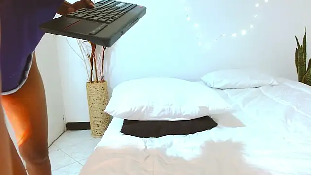 YuliethPetite online show from March 19, 2025, 4:24 pm