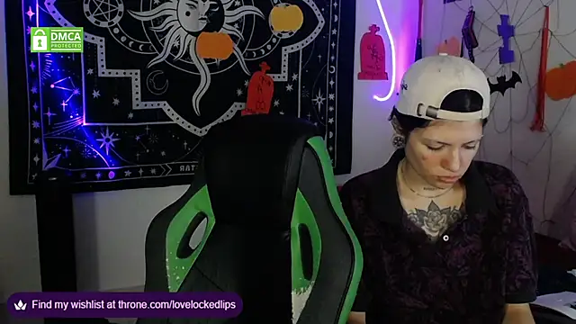 lovelockedlips online show from November 4, 2025, 1:38 am