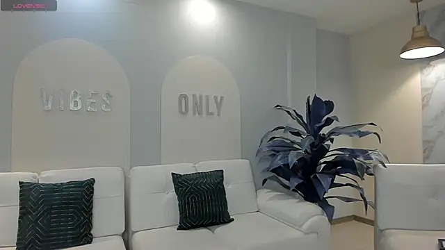 MaiaCollins online show from April 10, 2026, 7:18 pm