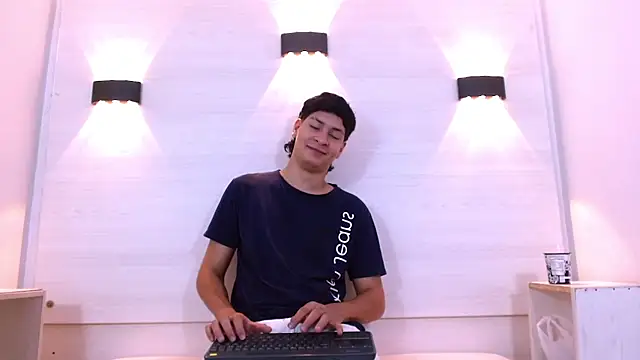 Jhojan twink online show from November 22, 2025, 1:10 pm