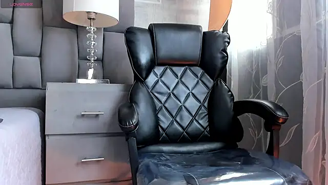 AliceStevens  online show from November 5, 2025, 2:06 pm