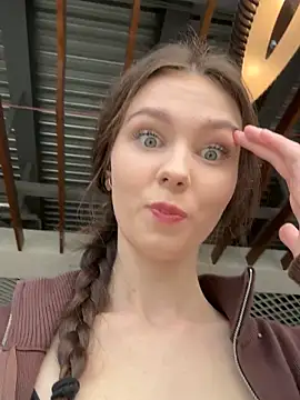 MilaBee online show from September 11, 2025, 8:25 am