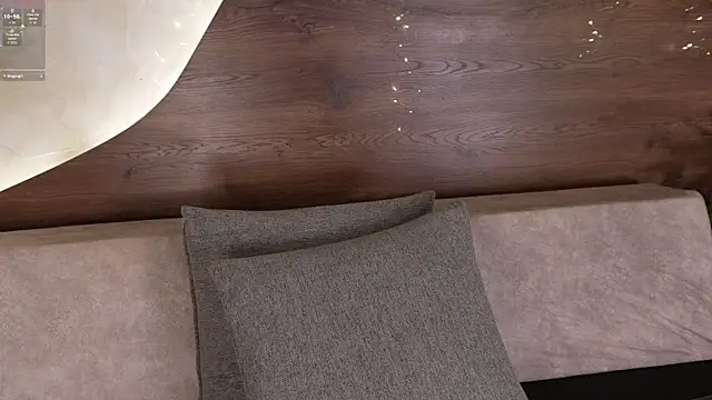 mia lacy  online show from December 17, 2025, 8:04 pm