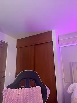 ArianaReynoldss online show from May 28, 2026, 10:01 am