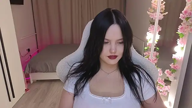 Betty  Davvis online show from November 21, 2025, 1:32 pm