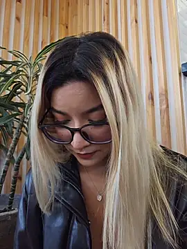 Pretty roxxyy online show from April 1, 2026, 2:25 pm