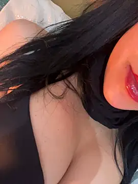 QueenLujaine online show from April 12, 2026, 6:51 am