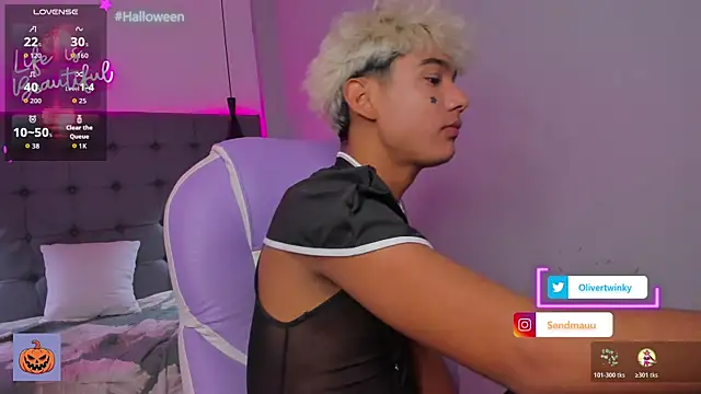 OliverTwinky online show from October 31, 2025, 1:45 pm