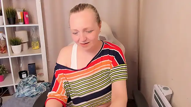 Snapshot of Karen_Villis chatting on May 3, 2026, 12:00 pm Karen Villis online show from May 3, 2026, 12:00 pm