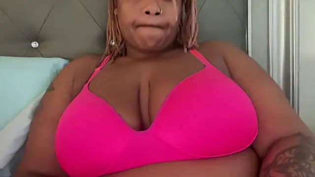 RoyalQueen2u online show from April 8, 2026, 6:30 pm