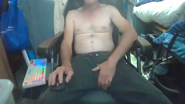 Snapshot of Lovyourpuss chatting on April 22, 2026, 12:18 pm Lovyourpuss online show from April 22, 2026, 12:18 pm