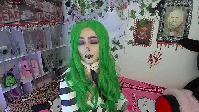 sarahminage  online show from October 30, 2025, 5:13 pm