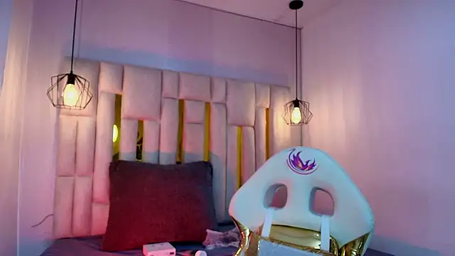 viollettaa  online show from March 12, 2026, 6:25 pm