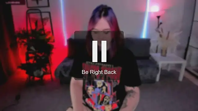 lunaalli online show from February 8, 2026, 9:18 pm