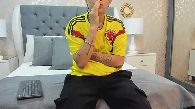 ZoeKrug online show from October 2, 2025, 11:39 am