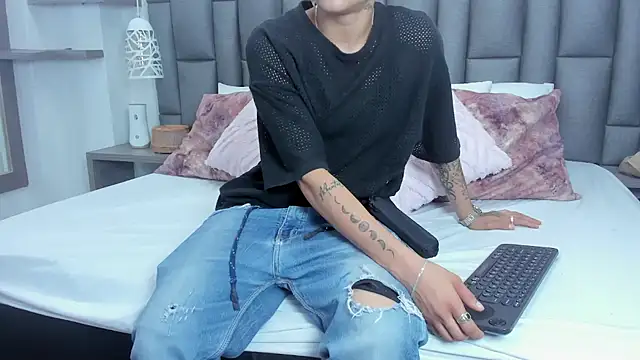 ZoeKrug online show from February 19, 2026, 12:12 pm