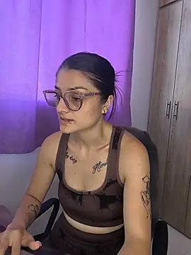 Snapshot of Coralinne__ chatting on July 7, 2026, 4:33 pm Coralinne online show from July 7, 2026, 4:33 pm