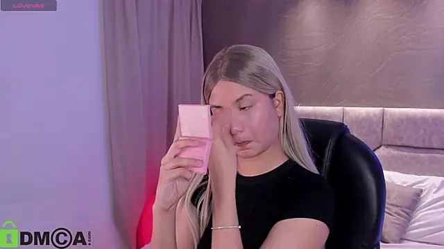 Snapshot of Arinextdoor chatting on February 1, 2026, 2:32 am Arinextdoor online show from February 1, 2026, 2:32 am