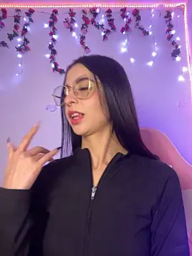 Lia  1 online show from December 13, 2025, 11:43 pm