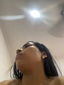 Snapshot of Rosa_25x chatting on May 7, 2026, 12:32 pm Rosa 25x online show from May 7, 2026, 12:32 pm