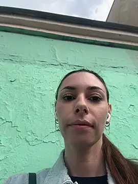 Amelie Crosby online show from June 4, 2026, 1:06 pm