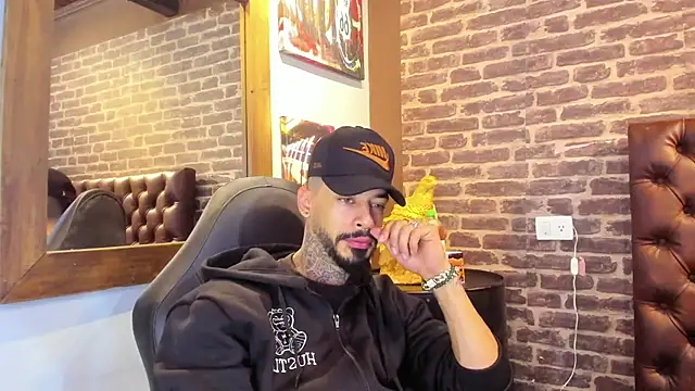 VinzenzRizzo online show from November 5, 2025, 4:34 am