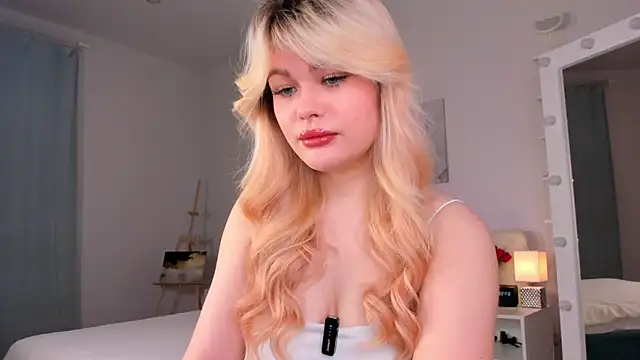Snapshot of ShyEmma_ chatting on May 15, 2026, 1:01 am ShyEmma online show from May 15, 2026, 1:01 am