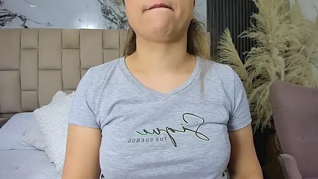 cloesummerr  online show from February 21, 2026, 12:39 pm