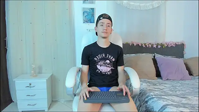 ThiagooJames online show from November 28, 2025, 1:52 am