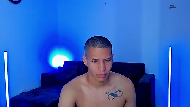 Snapshot of Latin_Boyss_ chatting on October 5, 2025, 6:39 pm Latin Boyss  online show from October 5, 2025, 6:39 pm