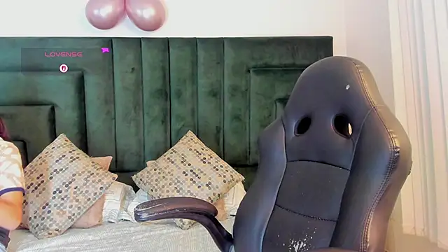 valerieMattson online show from December 15, 2025, 5:28 pm