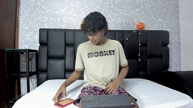 MilthonDelis online show from October 31, 2025, 11:39 pm