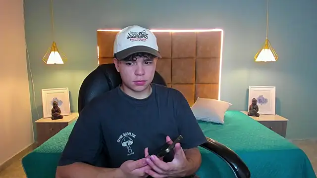 Snapshot of BenjaminBottonn chatting on September 14, 2025, 8:08 pm BenjaminBottonn online show from September 14, 2025, 8:08 pm