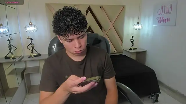 Snapshot of BenjaminBottonn chatting on October 7, 2025, 7:44 pm BenjaminBottonn online show from October 7, 2025, 7:44 pm