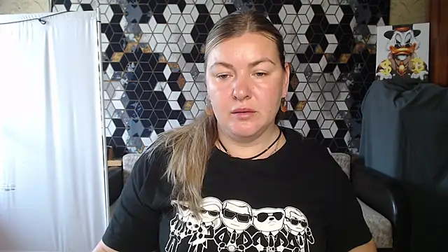NikaSkylink online show from May 19, 2026, 5:03 am