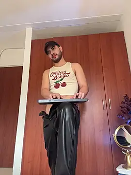 Snapshot of Dark_beauty2 chatting on November 12, 2025, 2:06 pm Dark beauty2 online show from November 12, 2025, 2:06 pm