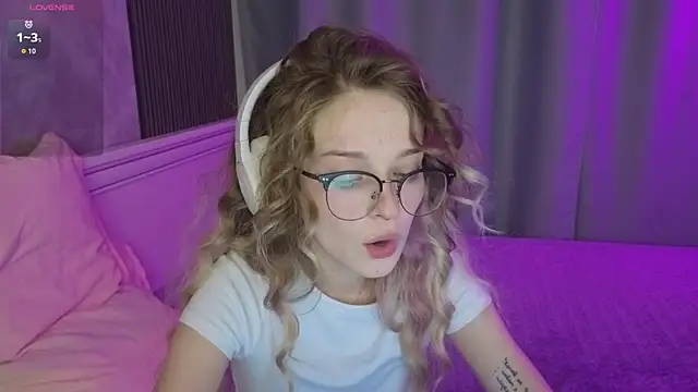 Snapshot of vialeta_baby chatting on October 1, 2025, 10:38 pm vialeta baby online show from October 1, 2025, 10:38 pm