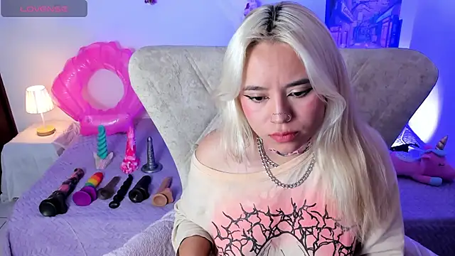 Nataliahenao69 online show from June 13, 2026, 2:42 am
