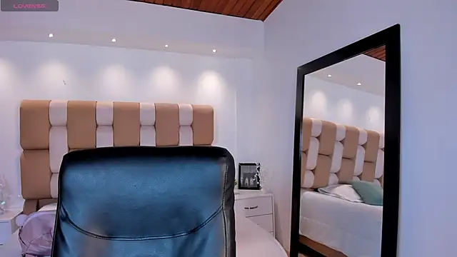 Snapshot of AidaJones chatting on October 30, 2025, 3:02 pm AidaJones online show from October 30, 2025, 3:02 pm